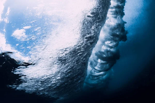 水下有泡沫和气泡的破碎波 透明的海水 — 图库照片