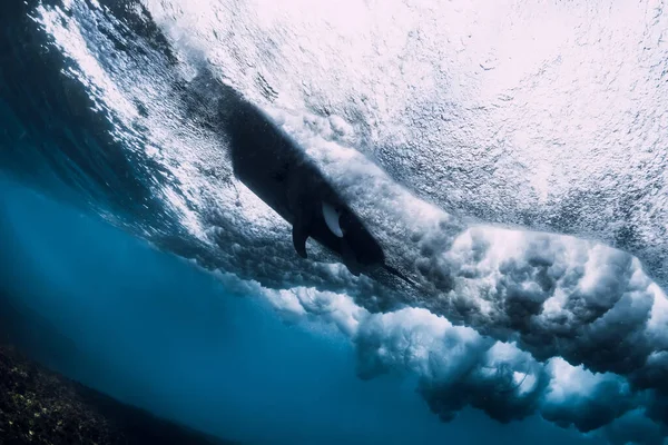 Krockvåg Med Skum Och Luftbubblor Och Surfbräda Vattnet Genomskinligt Havsvatten — Stockfoto