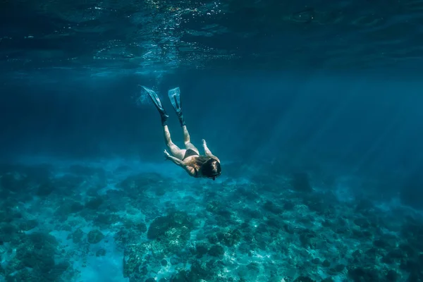 Mujer Buceadora Libre Con Aletas Nadan Bajo Agua Océano Transparente — Foto de Stock