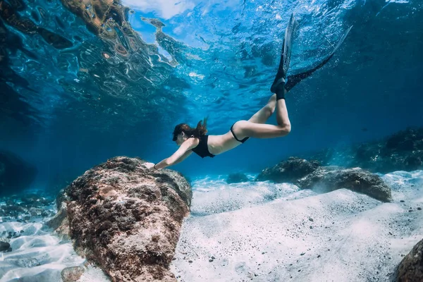 Mujer Liberadora Posando Sobre Fondo Arenoso Con Aletas Freediving Océano —  Fotos de Stock