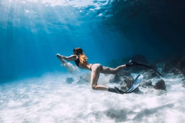Mujer Liberadora Posando Sobre Fondo Arenoso Con Aletas Freediving Océano — Foto de Stock