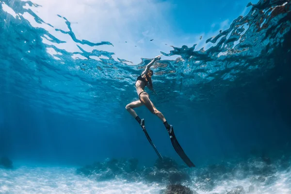 Freitaucherin Posiert Mit Flossen Über Sandigem Boden Freitauchen Blauen Meer — Stockfoto