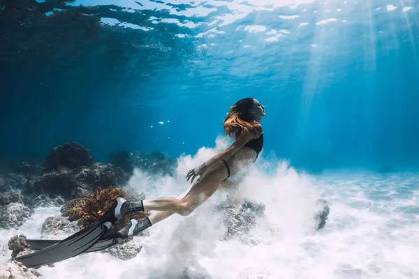 Vrouwelijke Vrijduiker Poserend Zandbodem Met Vinnen Vrij Duiken Blauwe Oceaan — Stockfoto