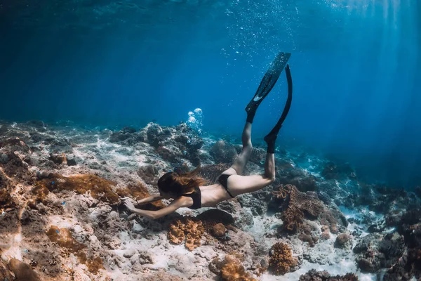 Mujer Liberadora Con Aletas Sobre Los Arrecifes Coral Freediving Océano — Foto de Stock