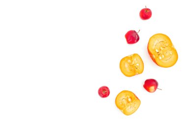 Sonbahar kompozisyonu. Beyaz arka planda elma ve kaygan balkabağı. Sonbahar, Şükran Günü konsepti. Düz yatış, üst görünüm