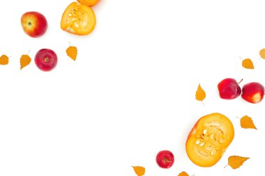 Sonbahar kompozisyonu, güz yaprakları, beyaz arka planda elma ve balkabağı. Şükran Günü konsepti. Düz yatış, üst görünüm