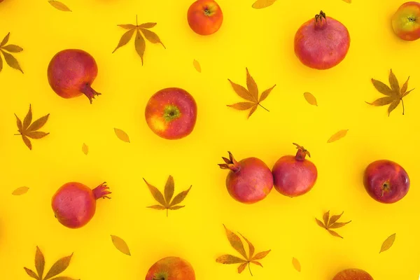 Muster Von Granatapfelblüten Mit Fallenden Blättern Auf Gelbem Hintergrund Lebensmittel — Stockfoto