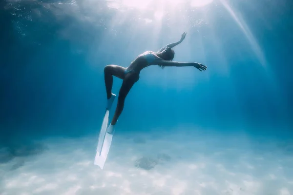 Atractiva Mujer Freediver Desliza Posando Sobre Fondo Arenoso Con Aletas —  Fotos de Stock