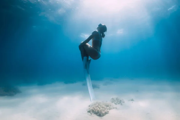 Attrayant Femme Freediver Glisse Pose Sur Fond Sablonneux Avec Des — Photo