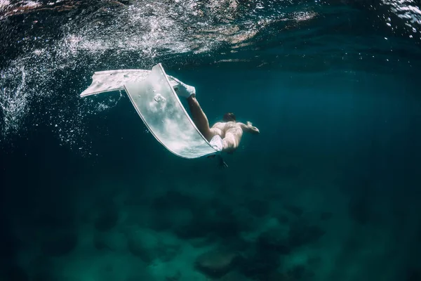 Freitaucherin Mit Weißen Flossen Gleitet Unter Wasser Transparentem Meer — Stockfoto