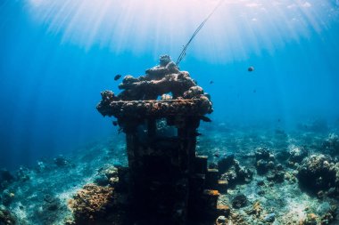 Amed, Bali yakınlarındaki mavi okyanustaki su altı tapınağı. Turistik dalış alanı