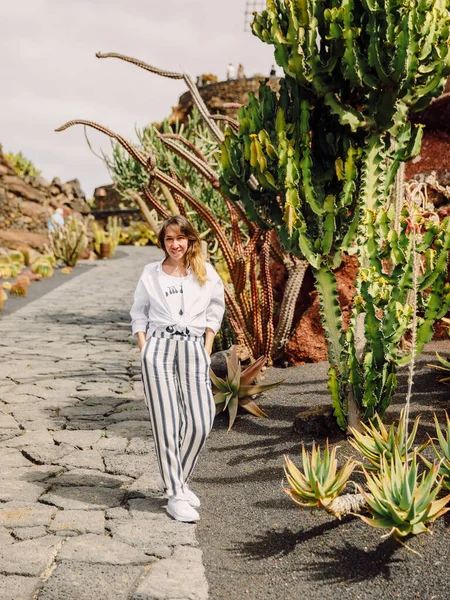 Mulher Jovem Atraente Posando Com Plantas Jardim Cacto Ilha Lanzarote — Fotografia de Stock