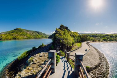 Manzara Maconde, Mauritius Adası 'nda okyanus ve güneş ışığıyla çevrili.