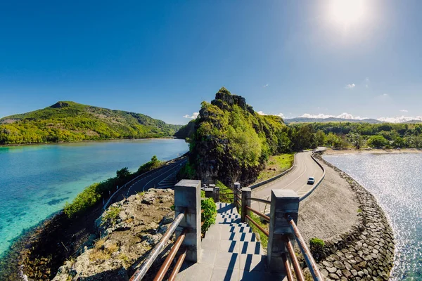 Manzara Maconde, Mauritius Adası 'nda okyanus ve güneş ışığıyla çevrili.