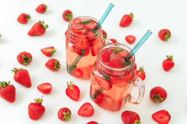 딸기는 딸기와 마십니다 음료와 증류주 — 스톡 사진