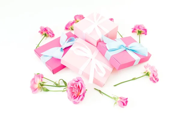 Rózsaszín Rózsák Virágösszetétele Ajándékok Fehér Alapon Lapos Fekvésű Felülnézet — Stock Fotó