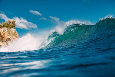 Bali 'de ideal mavi dalga. Fıçı dalgası, okyanusun gücü