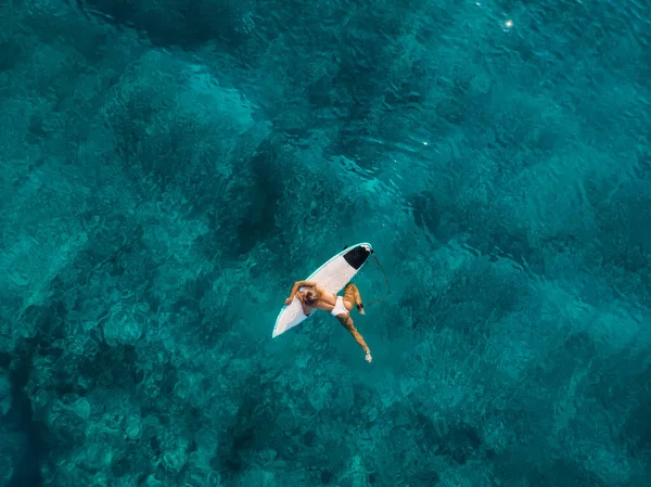 Belle Femme Surfeuse Sur Planche Surf Dans Océan Bleu Vue — Photo