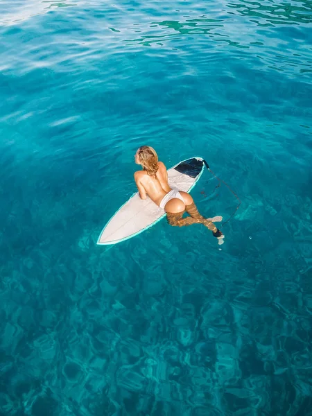 Mulher Surfista Atraente Prancha Surf Oceano Azul Vista Aérea — Fotografia de Stock