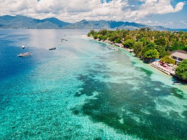 Turkuaz kristal okyanuslu Gili adası, hava manzaralı.