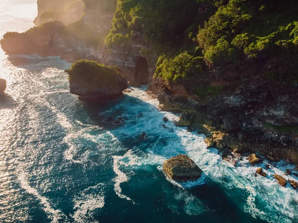 Increíble Acantilado Con Rocas Sol Océano Azul Bali Vista Aérea — Foto de Stock