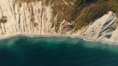 Uçurumlu kayalık kıyı şeridi ve dalgalı deniz manzarası