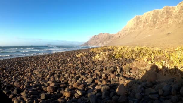 Famara Playa Paisaje Paisajístico Con Plantas Océanos Montañas Lanzarote Islas — Vídeo de stock