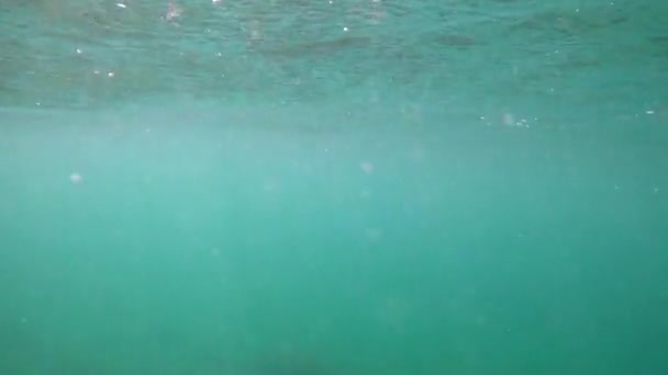 Vågor Vatten Med Bubblor Och Solstrålar Havsvattenstrukturer Undervattensvatten — Stockvideo