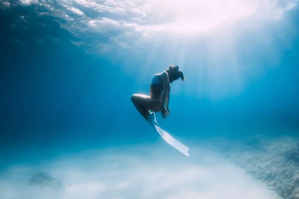 Freediver Gleitet Mit Weißen Flossen Über Sandiges Meer Attraktive Freitaucherin — Stockfoto