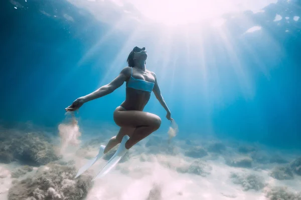 Freediver Ragazza Scivola Posa Sul Mare Sabbioso Con Pinne Bianche — Foto Stock