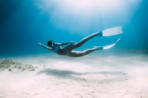 Freediver Desliza Sobre Mar Arena Con Aletas Blancas Mujer Atractiva —  Fotos de Stock