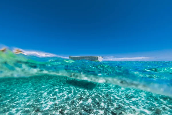 Тропическая Океанская Вода Песчаным Дном Белой Лодкой — стоковое фото