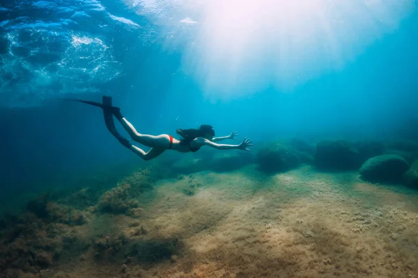 Freediver Vékony Bikiniben Siklik Kék Tenger Napsugarak Úszó Uszonyokkal Óceánban — Stock Fotó