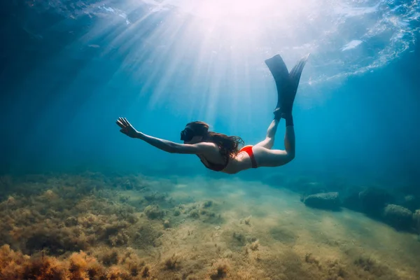 Freediver Schlanke Frau Bikini Gleitet Blauem Meer Und Sonnenstrahlen Freitauchen — Stockfoto