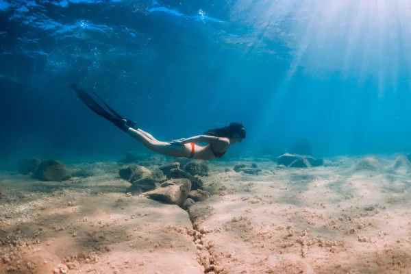 Freediver Schlanke Frau Bikini Gleitet Blauem Meer Und Sonnenstrahlen Freitauchen — Stockfoto