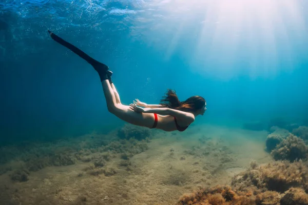 Freediver Mujer Delgada Bikini Desliza Azul Mar Los Rayos Del — Foto de Stock