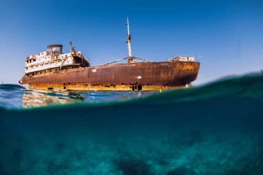 Mavi okyanusta gemi enkazı ile çekim yapmak. Arrecife, Lanzarote