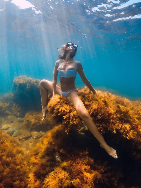 Žena Bikinách Pózující Skále Pod Vodou Volný Potápěč Relaxovat Modrém — Stock fotografie