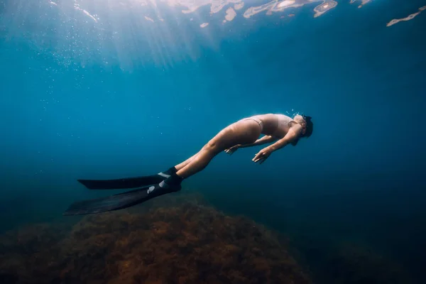 Serbest Dalgıç Yüzgeçleriyle Denizin Altında Süzülür Kadın Denizde Serbest Dalış — Stok fotoğraf