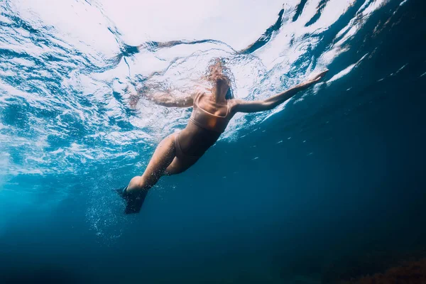 Sportowa Kobieta Płetwami Pływa Błękitnym Oceanie Pływanie Morzu — Zdjęcie stockowe