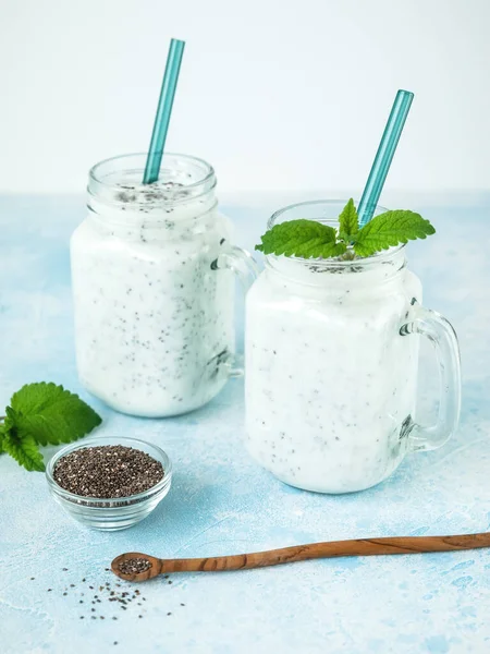 Bardakta Chia Tohumu Vejetaryen Yemeği Olan Sağlıklı Bir Smoothie Diyet — Stok fotoğraf