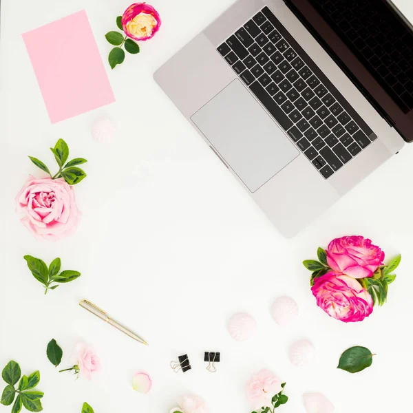 Gül çiçekli dizüstü bilgisayar ve beyaz arka planda kopya alanı. Düz yatıyordu. Üst görünüm.