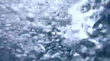 Su dokusu. Mavi okyanusta su altında hava kabarcıkları.