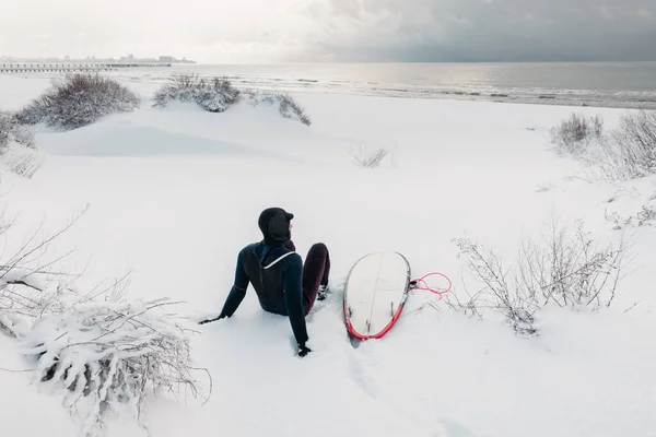Cold Winter Male Surfer Relax Snowy Beach Surfboard Winter Day — Stock Photo, Image