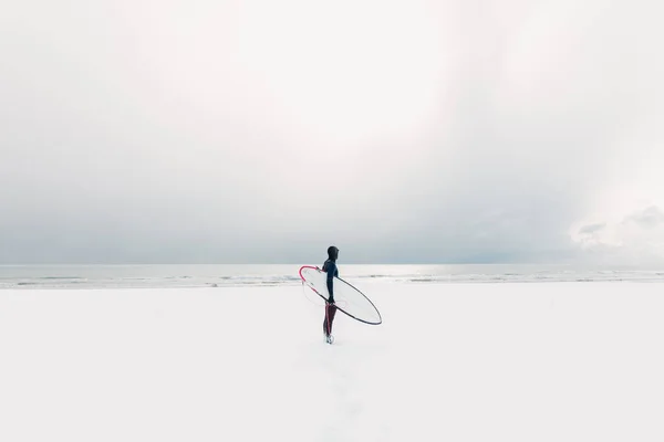 Зима Серфер Дошкою Серфінгу Сніжний Пляж Чоловічим Серфером Гідрокостюмі — стокове фото