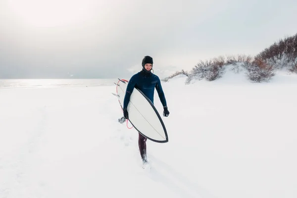 Winter Surfer Surfboard Snowy Beach Male Surfer Wetsuit — Stock Photo, Image