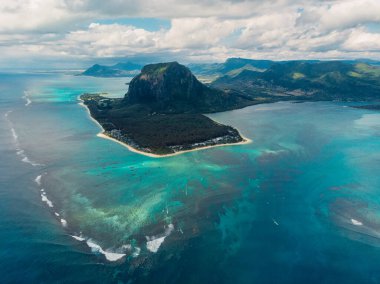 Mauritius 'ta Le Morne Dağı, okyanus ve sualtı şelalesi olan tropikal bir ada. Hava görünümü