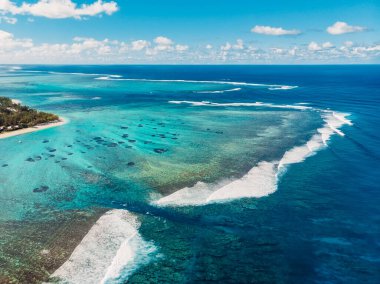Mauritius 'taki Le Morne plajı. Mavi okyanuslu uçurtma gölü. Hava görünümü