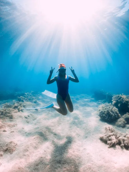 Šťastná Žena Novoroční Čepicí Plachtí Pod Vodou Modrém Oceánu Koncept — Stock fotografie