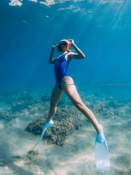 Szczęśliwa Kobieta Freediver Czapką Noworoczną Ślizga Się Pod Wodą Błękitnym — Zdjęcie stockowe